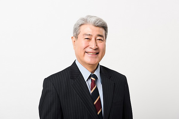 포토 JPG 스튜디오촬영 응시 할아버지 노년 남자 비즈니스 실내 한명 미소 사람 정장 상반신 앞모습 한국인 비즈니스맨 실버 흰배경 70대 노인남자한명만 국내포토 1 시선 옷 뷰포인트 백그라운드 표정 동양인 성인 내부 흰색 직장인 남자한명만 노인남자만 파일형식