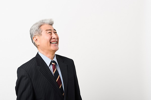 포토 JPG 스튜디오촬영 응시 할아버지 노년 남자 비즈니스 실내 한명 웃음 사람 정장 상반신 옆모습 한국인 비즈니스맨 실버 흰배경 70대 노인남자한명만 국내포토 1 시선 옷 뷰포인트 백그라운드 표정 동양인 성인 내부 흰색 직장인 남자한명만 노인남자만 파일형식