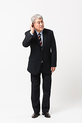 포토 JPG 스튜디오촬영 전신 할아버지 노년 남자 비즈니스 실내 한명 서기 사람 정장 앞모습 듣기 한국인 비즈니스맨 실버 집중 흰배경 70대 노인남자한명만 국내포토 1 옷 뷰포인트 백그라운드 컨셉 모션 동양인 성인 내부 흰색 직장인 남자한명만 노인남자만 파일형식
