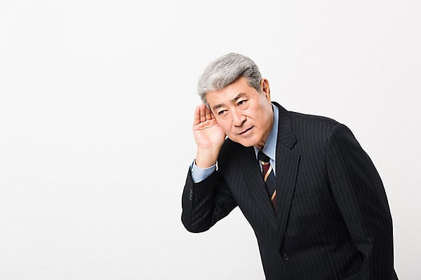 포토 JPG 스튜디오촬영 응시 할아버지 노년 남자 비즈니스 실내 한명 사람 정장 상반신 앞모습 듣기 한국인 비즈니스맨 실버 집중 흰배경 70대 노인남자한명만 국내포토 1 시선 옷 뷰포인트 백그라운드 컨셉 모션 동양인 성인 내부 흰색 직장인 남자한명만 노인남자만 파일형식