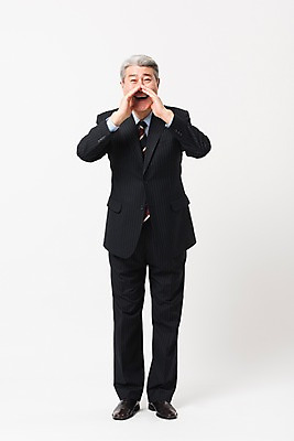 포토 JPG 스튜디오촬영 전신 응시 할아버지 노년 남자 비즈니스 실내 한명 서기 미소 사람 정장 손짓 앞모습 외침 한국인 비즈니스맨 실버 흰배경 70대 노인남자한명만 국내포토 1 시선 옷 뷰포인트 백그라운드 모션 표정 동양인 성인 내부 소리 흰색 직장인 남자한명만 노인남자만 파일형식