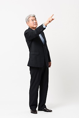 포토 JPG 스튜디오촬영 전신 응시 할아버지 노년 남자 비즈니스 손가락 실내 한명 서기 사람 정장 옆모습 손들기 한국인 가리킴 비즈니스맨 실버 흰배경 70대 노인남자한명만 국내포토 1 손 시선 옷 뷰포인트 백그라운드 모션 동양인 손짓 성인 내부 흰색 직장인 남자한명만 노인남자만 파일형식