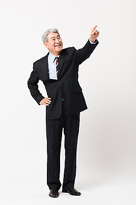포토 JPG 스튜디오촬영 전신 응시 할아버지 노년 남자 허리손 비즈니스 실내 한명 미소 사람 정장 앞모습 손들기 한국인 가리킴 비즈니스맨 실버 흰배경 70대 노인남자한명만 국내포토 1 시선 옷 뷰포인트 포즈 백그라운드 모션 표정 동양인 손짓 성인 내부 흰색 직장인 남자한명만 노인남자만 파일형식