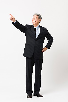 포토 JPG 스튜디오촬영 전신 응시 할아버지 노년 남자 허리손 비즈니스 실내 한명 미소 사람 정장 앞모습 손들기 한국인 가리킴 비즈니스맨 실버 흰배경 70대 노인남자한명만 국내포토 1 시선 옷 뷰포인트 포즈 백그라운드 모션 표정 동양인 손짓 성인 내부 흰색 직장인 남자한명만 노인남자만 파일형식