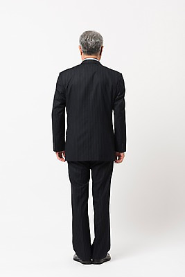 포토 JPG 스튜디오촬영 전신 할아버지 노년 남자 비즈니스 실내 한명 서기 사람 정장 뒷모습 한국인 비즈니스맨 실버 흰배경 70대 노인남자한명만 국내포토 1 옷 뷰포인트 백그라운드 모션 동양인 성인 내부 흰색 직장인 남자한명만 노인남자만 파일형식