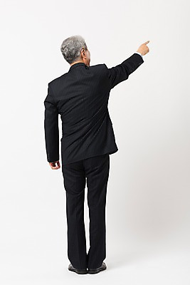 포토 JPG 스튜디오촬영 전신 할아버지 노년 남자 비즈니스 실내 한명 서기 사람 정장 뒷모습 한국인 가리킴 비즈니스맨 실버 흰배경 70대 노인남자한명만 국내포토 1 옷 뷰포인트 백그라운드 모션 동양인 손짓 성인 내부 흰색 직장인 남자한명만 노인남자만 파일형식