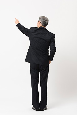포토 JPG 스튜디오촬영 전신 응시 할아버지 노년 남자 비즈니스 손가락 실내 한명 서기 사람 정장 뒷모습 한국인 가리킴 비즈니스맨 실버 흰배경 70대 노인남자한명만 국내포토 1 손 시선 옷 뷰포인트 백그라운드 모션 동양인 손짓 성인 내부 흰색 직장인 남자한명만 노인남자만 파일형식