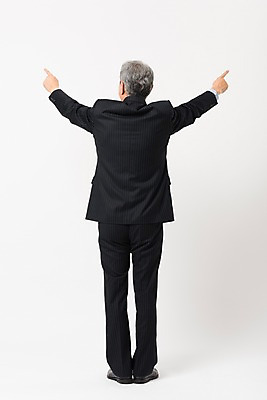 포토 JPG 스튜디오촬영 전신 할아버지 노년 남자 비즈니스 손가락 팔벌리기 실내 한명 서기 사람 정장 뒷모습 손들기 한국인 가리킴 비즈니스맨 실버 흰배경 70대 노인남자한명만 국내포토 1 손 옷 뷰포인트 백그라운드 모션 동양인 손짓 성인 내부 흰색 직장인 남자한명만 노인남자만 파일형식