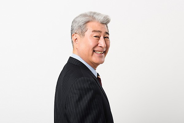 포토 JPG 스튜디오촬영 응시 할아버지 노년 남자 비즈니스 실내 한명 미소 사람 정장 상반신 옆모습 한국인 비즈니스맨 실버 흰배경 70대 노인남자한명만 국내포토 1 시선 옷 뷰포인트 백그라운드 표정 동양인 성인 내부 흰색 직장인 남자한명만 노인남자만 파일형식