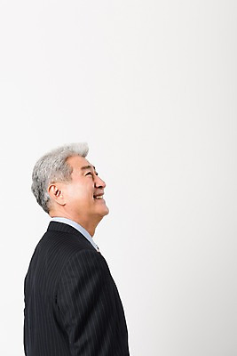 포토 JPG 스튜디오촬영 응시 할아버지 노년 남자 비즈니스 실내 한명 미소 사람 정장 상반신 옆모습 한국인 비즈니스맨 실버 흰배경 70대 노인남자한명만 국내포토 1 시선 옷 뷰포인트 백그라운드 표정 동양인 성인 내부 흰색 직장인 남자한명만 노인남자만 파일형식