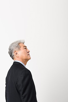 포토 JPG 스튜디오촬영 응시 할아버지 노년 남자 비즈니스 실내 한명 사람 정장 근접촬영 상반신 옆모습 한국인 비즈니스맨 실버 흰배경 70대 노인남자한명만 국내포토 1 시선 옷 뷰포인트 백그라운드 동양인 성인 내부 흰색 직장인 남자한명만 노인남자만 파일형식