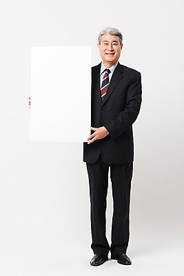 포토 JPG 스튜디오촬영 전신 배너 응시 할아버지 노년 남자 비즈니스 사각프레임 실내 한명 서기 미소 들기 사람 정장 앞모습 한국인 비즈니스맨 실버 흰배경 70대 노인남자한명만 국내포토 1 시선 옷 뷰포인트 백그라운드 모션 프레임 표정 동양인 성인 내부 사각형 흰색 직장인 남자한명만 노인남자만 파일형식