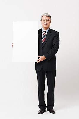 포토 JPG 스튜디오촬영 전신 배너 응시 할아버지 노년 남자 비즈니스 사각프레임 실내 한명 서기 들기 사람 정장 앞모습 한국인 비즈니스맨 실버 흰배경 70대 노인남자한명만 국내포토 1 시선 옷 뷰포인트 백그라운드 모션 프레임 동양인 성인 내부 사각형 흰색 직장인 남자한명만 노인남자만 파일형식