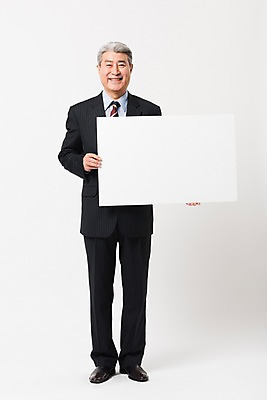 포토 JPG 스튜디오촬영 전신 배너 응시 할아버지 노년 남자 비즈니스 사각프레임 실내 한명 서기 미소 들기 사람 정장 앞모습 한국인 비즈니스맨 실버 흰배경 70대 노인남자한명만 국내포토 1 시선 옷 뷰포인트 백그라운드 모션 프레임 표정 동양인 성인 내부 사각형 흰색 직장인 남자한명만 노인남자만 파일형식