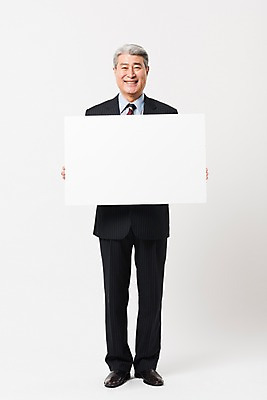 포토 JPG 스튜디오촬영 전신 배너 응시 할아버지 노년 남자 비즈니스 사각프레임 실내 한명 서기 미소 들기 사람 정장 앞모습 한국인 비즈니스맨 실버 흰배경 70대 노인남자한명만 국내포토 1 시선 옷 뷰포인트 백그라운드 모션 프레임 표정 동양인 성인 내부 사각형 흰색 직장인 남자한명만 노인남자만 파일형식