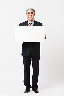 포토 JPG 스튜디오촬영 전신 배너 응시 할아버지 노년 남자 비즈니스 사각프레임 실내 한명 서기 미소 들기 사람 정장 앞모습 한국인 비즈니스맨 실버 흰배경 70대 노인남자한명만 국내포토 1 시선 옷 뷰포인트 백그라운드 모션 프레임 표정 동양인 성인 내부 사각형 흰색 직장인 남자한명만 노인남자만 파일형식