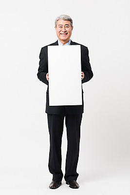 포토 JPG 스튜디오촬영 전신 배너 응시 할아버지 노년 남자 비즈니스 사각프레임 실내 한명 서기 미소 들기 사람 정장 앞모습 한국인 비즈니스맨 실버 흰배경 70대 노인남자한명만 국내포토 1 시선 옷 뷰포인트 백그라운드 모션 프레임 표정 동양인 성인 내부 사각형 흰색 직장인 남자한명만 노인남자만 파일형식