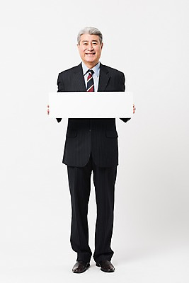 포토 JPG 스튜디오촬영 전신 배너 응시 할아버지 노년 남자 비즈니스 사각프레임 실내 한명 서기 미소 들기 사람 정장 앞모습 한국인 비즈니스맨 실버 흰배경 70대 노인남자한명만 국내포토 1 시선 옷 뷰포인트 백그라운드 모션 프레임 표정 동양인 성인 내부 사각형 흰색 직장인 남자한명만 노인남자만 파일형식