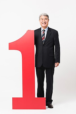 포토 JPG 스튜디오촬영 전신 1 응시 할아버지 노년 남자 비즈니스 실내 한명 서기 미소 들기 사람 정장 앞모습 숫자 한국인 잡기 비즈니스맨 실버 흰배경 넘버원 70대 노인남자한명만 국내포토 문자 시선 옷 뷰포인트 백그라운드 모션 표정 동양인 성인 내부 흰색 직장인 남자한명만 노인남자만 파일형식
