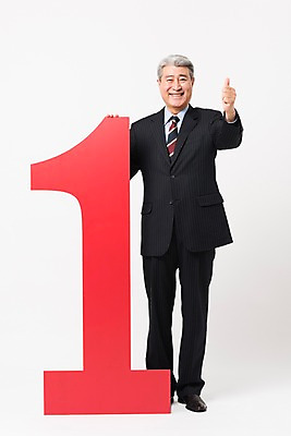 포토 JPG 스튜디오촬영 전신 1 응시 할아버지 노년 남자 비즈니스 실내 한명 서기 미소 들기 사람 정장 앞모습 숫자 한국인 최고 비즈니스맨 실버 흰배경 넘버원 70대 노인남자한명만 국내포토 문자 시선 옷 뷰포인트 백그라운드 모션 표정 동양인 성인 내부 흰색 직장인 남자한명만 노인남자만 파일형식