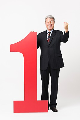 포토 JPG 스튜디오촬영 전신 1 응시 할아버지 노년 남자 비즈니스 실내 한명 서기 미소 사람 정장 앞모습 숫자 파이팅 한국인 잡기 비즈니스맨 실버 흰배경 넘버원 70대 노인남자한명만 국내포토 문자 시선 옷 뷰포인트 백그라운드 모션 표정 동양인 성인 내부 흰색 직장인 남자한명만 노인남자만 파일형식