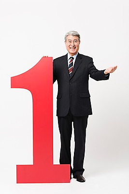 포토 JPG 스튜디오촬영 전신 1 응시 할아버지 노년 남자 비즈니스 실내 한명 서기 미소 사람 정장 손짓 앞모습 숫자 한국인 비즈니스맨 실버 흰배경 넘버원 70대 노인남자한명만 국내포토 문자 시선 옷 뷰포인트 백그라운드 모션 표정 동양인 성인 내부 흰색 직장인 남자한명만 노인남자만 파일형식