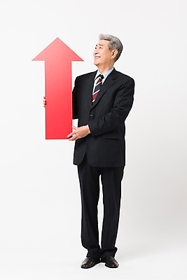 포토 JPG 스튜디오촬영 전신 응시 할아버지 노년 남자 화살표 비즈니스 실내 한명 미소 들기 사람 정장 앞모습 빨간색 한국인 비즈니스맨 실버 흰배경 상승 70대 노인남자한명만 국내포토 1 시선 옷 뷰포인트 컬러 백그라운드 컨셉 모션 표정 동양인 성인 내부 흰색 직장인 남자한명만 노인남자만 파일형식
