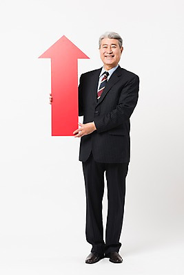 포토 JPG 스튜디오촬영 전신 응시 할아버지 노년 남자 화살표 비즈니스 실내 한명 서기 미소 들기 사람 정장 앞모습 빨간색 한국인 비즈니스맨 실버 흰배경 상승 70대 노인남자한명만 국내포토 1 시선 옷 뷰포인트 컬러 백그라운드 컨셉 모션 표정 동양인 성인 내부 흰색 직장인 남자한명만 노인남자만 파일형식