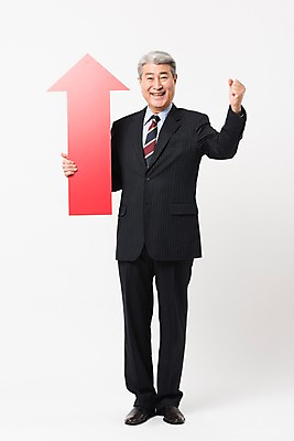 포토 JPG 스튜디오촬영 전신 응시 할아버지 노년 남자 화살표 비즈니스 실내 한명 서기 미소 들기 사람 앞모습 빨간색 파이팅 한국인 최고 비즈니스맨 실버 흰배경 상승 70대 노인남자한명만 국내포토 1 시선 뷰포인트 컬러 백그라운드 컨셉 모션 표정 동양인 성인 내부 흰색 직장인 남자한명만 노인남자만 파일형식