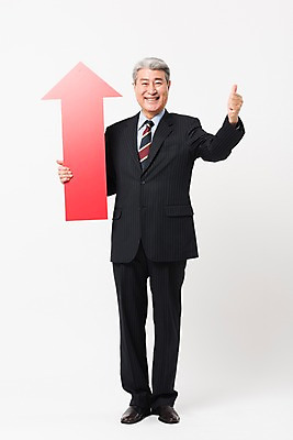 포토 JPG 스튜디오촬영 전신 응시 할아버지 노년 남자 화살표 비즈니스 실내 한명 서기 미소 들기 사람 정장 앞모습 빨간색 한국인 최고 비즈니스맨 실버 흰배경 상승 70대 노인남자한명만 국내포토 1 시선 옷 뷰포인트 컬러 백그라운드 컨셉 모션 표정 동양인 성인 내부 흰색 직장인 남자한명만 노인남자만 파일형식