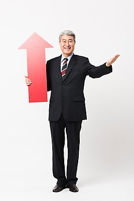 포토 JPG 스튜디오촬영 전신 응시 할아버지 노년 남자 화살표 비즈니스 실내 한명 서기 미소 들기 사람 정장 손짓 앞모습 빨간색 한국인 비즈니스맨 실버 흰배경 상승 70대 노인남자한명만 국내포토 1 시선 옷 뷰포인트 컬러 백그라운드 컨셉 모션 표정 동양인 성인 내부 흰색 직장인 남자한명만 노인남자만 파일형식