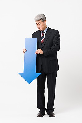 포토 JPG 스튜디오촬영 전신 응시 할아버지 노년 남자 화살표 비즈니스 실내 한명 서기 들기 사람 정장 앞모습 파란색 한국인 비즈니스맨 실버 하락 흰배경 70대 노인남자한명만 국내포토 1 시선 옷 뷰포인트 컬러 백그라운드 컨셉 모션 동양인 성인 내부 흰색 직장인 남자한명만 노인남자만 파일형식
