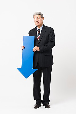 포토 JPG 스튜디오촬영 전신 응시 할아버지 노년 남자 화살표 비즈니스 실내 한명 서기 들기 사람 앞모습 파란색 한국인 비즈니스맨 찡그림 실버 하락 흰배경 70대 노인남자한명만 국내포토 1 시선 뷰포인트 컬러 백그라운드 컨셉 모션 표정 동양인 성인 내부 흰색 직장인 남자한명만 노인남자만 파일형식