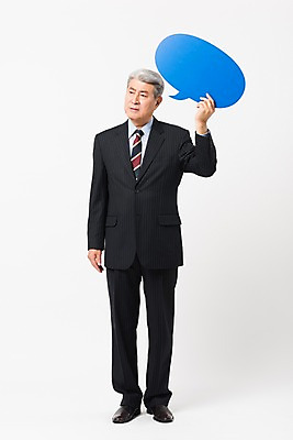 포토 JPG 스튜디오촬영 전신 응시 할아버지 노년 남자 말풍선 비즈니스 실내 한명 서기 들기 사람 정장 앞모습 한국인 비즈니스맨 실버 고민 흰배경 70대 노인남자한명만 국내포토 1 시선 옷 감정 뷰포인트 백그라운드 모션 동양인 성인 내부 흰색 직장인 남자한명만 노인남자만 파일형식