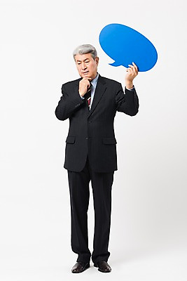 포토 JPG 스튜디오촬영 전신 응시 할아버지 노년 남자 말풍선 비즈니스 실내 한명 서기 들기 사람 정장 앞모습 한국인 비즈니스맨 찡그림 실버 고민 흰배경 70대 노인남자한명만 국내포토 1 시선 옷 감정 뷰포인트 백그라운드 모션 표정 동양인 성인 내부 흰색 직장인 남자한명만 노인남자만 파일형식