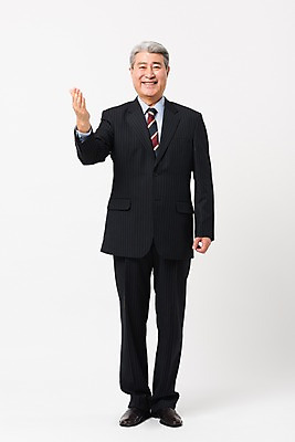 포토 JPG 스튜디오촬영 전신 응시 할아버지 노년 남자 비즈니스 안내 실내 한명 미소 사람 정장 손짓 앞모습 손들기 한국인 비즈니스맨 실버 흰배경 70대 노인남자한명만 국내포토 1 시선 옷 뷰포인트 백그라운드 모션 표정 동양인 성인 내부 흰색 직장인 남자한명만 노인남자만 파일형식