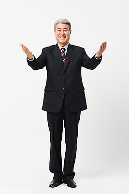 포토 JPG 스튜디오촬영 전신 응시 할아버지 노년 남자 비즈니스 안내 실내 한명 서기 미소 사람 정장 손짓 앞모습 손들기 한국인 비즈니스맨 실버 흰배경 70대 노인남자한명만 국내포토 1 시선 옷 뷰포인트 백그라운드 모션 표정 동양인 성인 내부 흰색 직장인 남자한명만 노인남자만 파일형식