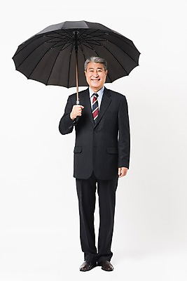 포토 JPG 스튜디오촬영 전신 응시 할아버지 노년 남자 우산 비즈니스 실내 한명 서기 미소 들기 사람 정장 앞모습 한국인 비즈니스맨 실버 흰배경 70대 노인남자한명만 국내포토 1 시선 옷 뷰포인트 백그라운드 모션 표정 동양인 성인 내부 흰색 직장인 남자한명만 노인남자만 파일형식