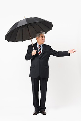 포토 JPG 스튜디오촬영 전신 응시 할아버지 노년 남자 우산 비즈니스 실내 한명 서기 들기 사람 정장 손짓 앞모습 한국인 비즈니스맨 실버 흰배경 70대 노인남자한명만 국내포토 1 시선 옷 뷰포인트 백그라운드 모션 동양인 성인 내부 흰색 직장인 남자한명만 노인남자만 파일형식