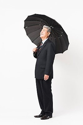 포토 JPG 스튜디오촬영 전신 응시 할아버지 노년 남자 우산 비즈니스 실내 한명 서기 미소 들기 사람 정장 옆모습 한국인 비즈니스맨 실버 흰배경 70대 노인남자한명만 국내포토 1 시선 옷 뷰포인트 백그라운드 모션 표정 동양인 성인 내부 흰색 직장인 남자한명만 노인남자만 파일형식