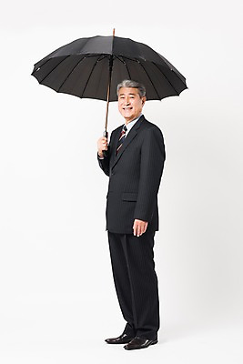 포토 JPG 스튜디오촬영 전신 응시 할아버지 노년 남자 우산 비즈니스 실내 한명 서기 미소 들기 사람 정장 옆모습 한국인 비즈니스맨 실버 흰배경 70대 노인남자한명만 국내포토 1 시선 옷 뷰포인트 백그라운드 모션 표정 동양인 성인 내부 흰색 직장인 남자한명만 노인남자만 파일형식