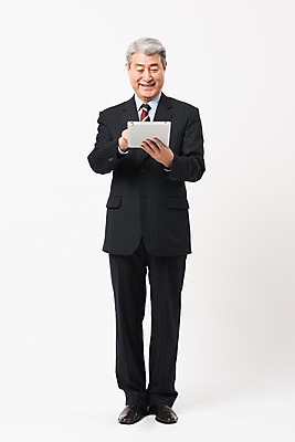 포토 JPG 스튜디오촬영 전신 응시 할아버지 노년 남자 비즈니스 실내 한명 서기 미소 사람 정장 앞모습 태블릿 터치 한국인 비즈니스맨 실버 흰배경 70대 노인남자한명만 국내포토 1 시선 옷 뷰포인트 백그라운드 모션 표정 동양인 성인 내부 전자제품 스마트기기 흰색 직장인 남자한명만 노인남자만 파일형식