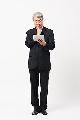 포토 JPG 스튜디오촬영 전신 응시 할아버지 노년 남자 비즈니스 실내 한명 서기 사람 정장 앞모습 태블릿 턱괴기 한국인 비즈니스맨 실버 흰배경 70대 노인남자한명만 국내포토 1 시선 옷 뷰포인트 백그라운드 모션 동양인 성인 내부 전자제품 스마트기기 흰색 직장인 남자한명만 노인남자만 파일형식