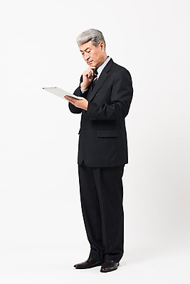 포토 JPG 스튜디오촬영 전신 응시 할아버지 노년 남자 비즈니스 실내 한명 서기 들기 사람 정장 옆모습 태블릿 한국인 비즈니스맨 실버 고민 흰배경 70대 노인남자한명만 국내포토 1 시선 옷 감정 뷰포인트 백그라운드 모션 동양인 성인 내부 전자제품 스마트기기 흰색 직장인 남자한명만 노인남자만 파일형식