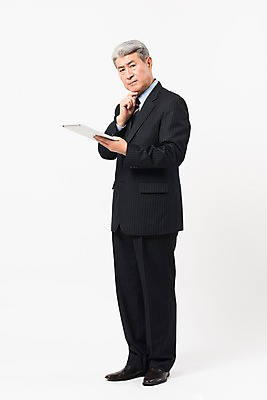 포토 JPG 스튜디오촬영 전신 응시 할아버지 노년 남자 비즈니스 실내 한명 서기 들기 사람 정장 옆모습 태블릿 한국인 비즈니스맨 찡그림 실버 고민 흰배경 70대 노인남자한명만 국내포토 1 시선 옷 감정 뷰포인트 백그라운드 모션 표정 동양인 성인 내부 전자제품 스마트기기 흰색 직장인 남자한명만 노인남자만 파일형식