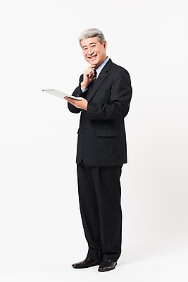 포토 JPG 스튜디오촬영 전신 응시 할아버지 노년 남자 비즈니스 실내 한명 서기 미소 들기 사람 정장 옆모습 태블릿 한국인 비즈니스맨 실버 흰배경 70대 노인남자한명만 국내포토 1 시선 옷 뷰포인트 백그라운드 모션 표정 동양인 성인 내부 전자제품 스마트기기 흰색 직장인 남자한명만 노인남자만 파일형식