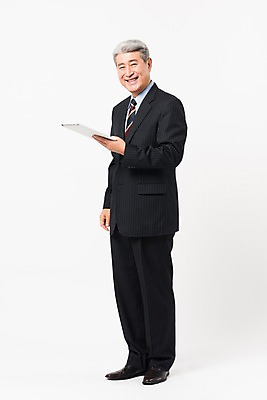 포토 JPG 스튜디오촬영 전신 응시 할아버지 노년 남자 비즈니스 실내 한명 서기 미소 웃음 들기 사람 정장 옆모습 태블릿 한국인 비즈니스맨 실버 흰배경 70대 노인남자한명만 국내포토 1 시선 옷 뷰포인트 백그라운드 모션 표정 동양인 성인 내부 전자제품 스마트기기 흰색 직장인 남자한명만 노인남자만 파일형식