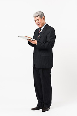 포토 JPG 스튜디오촬영 전신 응시 할아버지 노년 남자 비즈니스 실내 한명 서기 미소 들기 사람 정장 옆모습 태블릿 터치 한국인 비즈니스맨 실버 흰배경 70대 노인남자한명만 국내포토 1 시선 옷 뷰포인트 백그라운드 모션 표정 동양인 성인 내부 전자제품 스마트기기 흰색 직장인 남자한명만 노인남자만 파일형식