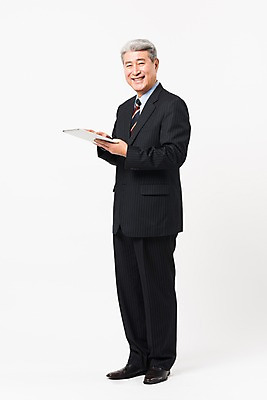 포토 JPG 스튜디오촬영 전신 응시 할아버지 노년 남자 비즈니스 실내 한명 서기 미소 들기 사람 정장 옆모습 태블릿 터치 한국인 비즈니스맨 실버 흰배경 70대 노인남자한명만 국내포토 1 시선 옷 뷰포인트 백그라운드 모션 표정 동양인 성인 내부 전자제품 스마트기기 흰색 직장인 남자한명만 노인남자만 파일형식