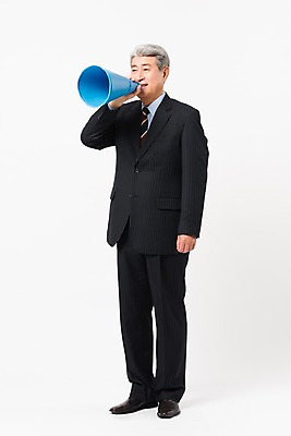 포토 JPG 스튜디오촬영 전신 응시 할아버지 노년 남자 비즈니스 실내 한명 서기 미소 들기 사람 정장 옆모습 확성기 한국인 비즈니스맨 실버 흰배경 70대 노인남자한명만 국내포토 1 시선 옷 뷰포인트 백그라운드 모션 표정 동양인 성인 내부 흰색 직장인 남자한명만 노인남자만 파일형식